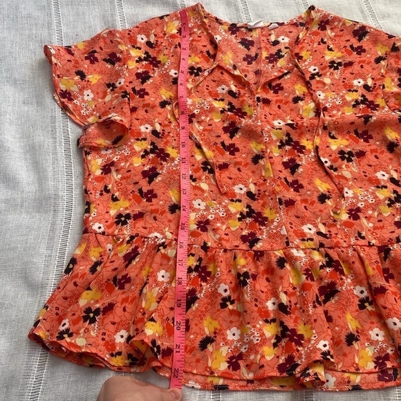 Gap floral peplum blouse with flutter sleeves. - Picture 10 of 12